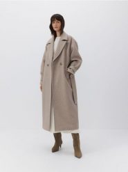 Dwurzędowy płaszcz z wełną - brązowy. Brązowe płaszcze Reserved, l, bez wzorów, z tkaniny, bez kaptura. W wyprzedaży za 499.99 zł.