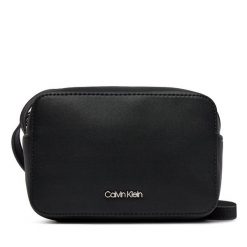 Torebka Calvin Klein. Czarne listonoszki Calvin Klein, bez wzorów, bez dodatków. Za 189.99 zł.
