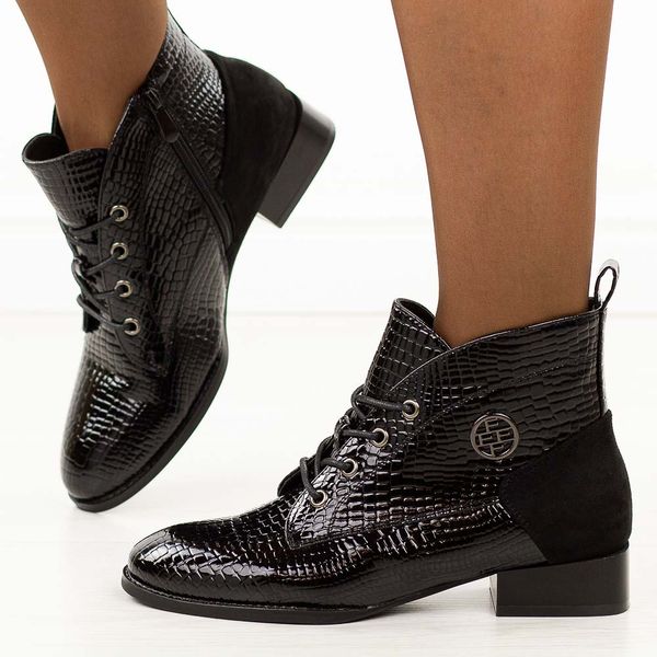 Czarne lakierowane botki damskie Filippo DBT4824/25. Czarne botki Filippo, na jesień, z aplikacjami, z jeansu, z okrągłym noskiem, bez obcasa, na płaskiej podeszwie, bez zapięcia. Za 199.00 zł.