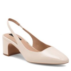 Sandały Nine West. Białe sandały Nine West, bez wzorów, bez obcasa, na słupku, bez zapięcia. Za 249.99 zł.