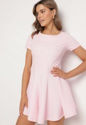 Różowa Rozkloszowana Sukienka z Krótkim Rękawem i Ozdobnymi Przeszyciami Meporea. Czerwone sukienki Born2be, na co dzień, l, bez wzorów, eleganckie, bez kołnierzyka, bez ramiączek, mini, rozkloszowane. Za 79.99 zł.