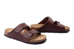 DR. BRINKMANN 600176-02 braun, klapki damskie. Brązowe klapki Dr. Brinkmann, bez wzorów, ze skóry, bez obcasa. Za 246.42 zł.