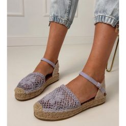 Fioletowe sandały espadryle ażurowe Santos. Fioletowe sandały w ażurowe wzory, bez obcasa, bez zapięcia. Za 92.85 zł.