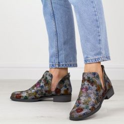 Niebieskie kwiaty wiosenne ażurowe botki damskie M.Daszyński Sa62-102. Niebieskie botki M.Daszyński, na jesień, z aplikacjami, ze skóry, z okrągłym noskiem, bez obcasa, na obcasie, bez zapięcia. Za 199.00 zł.
