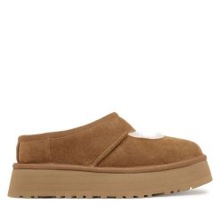 Kapcie Ugg. Brązowe obuwie domowe UGG, bez wzorów, bez zapięcia. Za 629.99 zł.