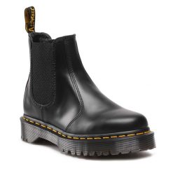 Sztyblety Dr. Martens. Czarne botki Dr. Martens, bez wzorów, bez obcasa, na płaskiej podeszwie, bez zapięcia. Za 1,039.00 zł.