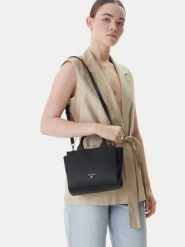 Guess Torebka J5GZ06 WG730 Czarny. Czarne torebki klasyczne Guess, z aplikacjami, ze skóry, bez dodatków. Za 299.99 zł.