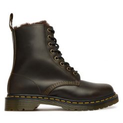Trzewiki Dr. Martens. Brązowe botki Dr. Martens, bez wzorów, bez obcasa, na płaskiej podeszwie, bez zapięcia. Za 989.99 zł.