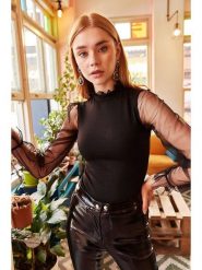 Olalook Bluzka w kolorze czarnym rozmiar: S. Czarne bluzki Olalook, s, bez wzorów, z tiulu, bez kołnierzyka, bez ramiączek. Za 41.30 zł.