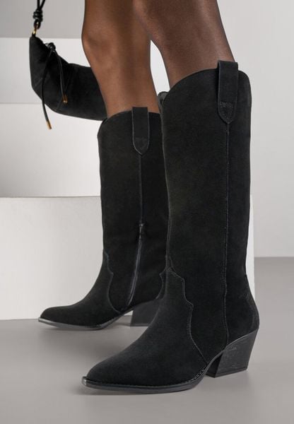 Czarne Kozaki Typu Kowbojki na Stożku z Naturalnego Zamszu Adeora. Czarne kozaki Renee, z jeansu, bez obcasa, na obcasie, bez zapięcia. Za 299.99 zł.