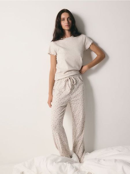 Prążkowana piżama dwuczęściowa - kremowy. Białe piżamy Reserved, bez wzorów, z bawełny, bez ramiączek. W wyprzedaży za 79.99 zł.