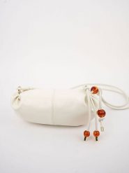 Victor & Hugo Paris Skórzana torebka "Aina" w kolorze białym - 26 x 12 x 5 cm rozmiar: onesize. Białe torby na ramię Victor & Hugo Paris, bez wzorów, z materiału, na ramię, bez dodatków. Za 304.99 zł.