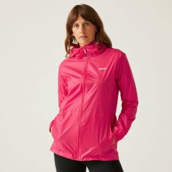 Kurtka przeciwdeszczowa dla kobiet Regatta Pack It Jacket III. Czerwone kurtki sportowe Regatta, bez wzorów, z softshellu, bez kaptura, trekkingowe. Za 99.99 zł.