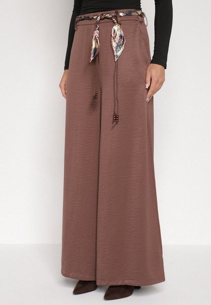 Brązowe Spodnie o Szerokim Kroju Ozdobione Paskiem Tusrina. Brązowe spodnie materiałowe Born2be, na co dzień, l, bez wzorów, z jeansu. Za 119.99 zł.