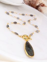 Pierres de Jade Pozłacany naszyjnik z elementami ozdobnymi - dł. 45 cm rozmiar: onesize. Białe naszyjniki Pierres de Jade, z labradorytem, pozłacane. Za 86.99 zł.