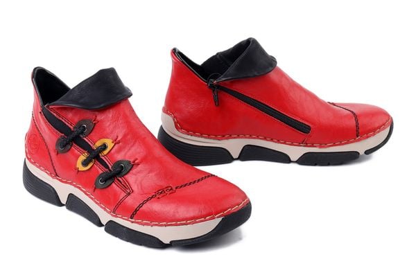 RIEKER 45983-33 red, botki damskie. Czerwone botki Rieker, bez wzorów, bez obcasa, bez zapięcia. Za 349.90 zł.