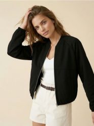 Bluza bomberka z domieszką wiskozy soft touch - czarny. Czarne bluzy Sinsay, l, bez wzorów, z wiskozy, bez kaptura. Za 49.99 zł.