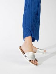 BACKSUN Klapki "Djilo" w kolorze srebrnym rozmiar: 36. Szare klapki Backsun, bez wzorów, z materiału, z otwartym noskiem, bez obcasa. Za 99.80 zł.