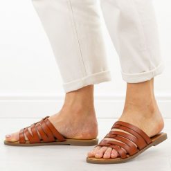 Brązowe klapki damskie Potocki 30304. Brązowe klapki POTOCKI, bez wzorów, z jeansu, bez obcasa, na płaskiej podeszwie. Za 129.00 zł.