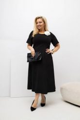 Czarna wizytowa sukienka Doris MIDI z rozkloszowanym dołem i ręcznie szytym przypinanym kwiatem w kolorze ecru PLUS SIZE XXL OVERSIZE WIOSNA. Czarne sukienki Moda Size Plus Iwanek, na imprezę, na wiosnę, plus size, z aplikacjami, z elastanu, eleganckie, bez kołnierzyka, plus size, bez ramiączek, midi, dopasowane. Za 359.90 zł.