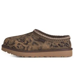 Kapcie Ugg Australian W Tasman Spotted Damskie. Brązowe obuwie domowe UGG, z aplikacjami, z gumy, bez zapięcia. Za 727.99 zł.