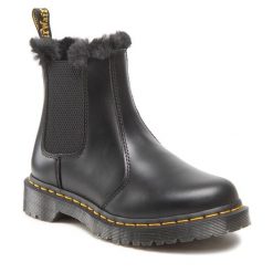 Sztyblety Dr. Martens. Czarne botki Dr. Martens, bez wzorów, bez obcasa, na płaskiej podeszwie, bez zapięcia. Za 989.99 zł.