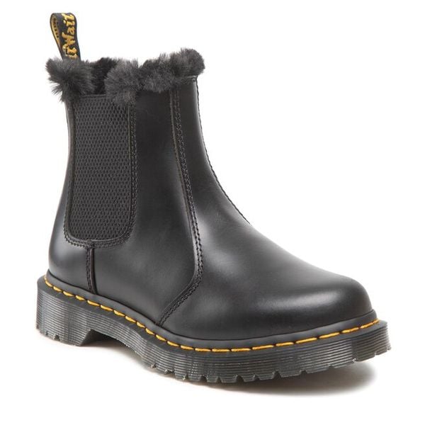 Sztyblety Dr. Martens. Czarne botki Dr. Martens, bez wzorów, bez obcasa, na płaskiej podeszwie, bez zapięcia. Za 989.99 zł.