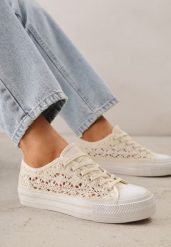 Jasnobeżowe Trampki Przed Kostkę z Ażurową Cholewką Shiliarre. Brązowe trampki Renee, w ażurowe wzory, przed kostkę, bez zapięcia. Za 89.99 zł.