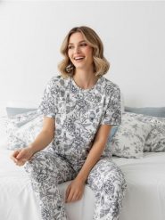 Dwuczęściowa piżama z motywem kwiatów i ptaków - kremowy. Białe piżamy Sinsay, bez wzorów, bez ramiączek. Za 49.99 zł.