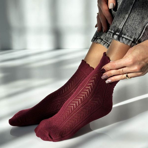 Skarpetki damskie bordo w jodełkę 740. Czerwone skarpety Milena, w ażurowe wzory, z bawełny. Za 16.90 zł.