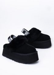 Kapcie damskie czarne UGG W FUNKETTE. Czarne obuwie domowe UGG, bez wzorów, ze skóry, bez zapięcia. Za 699.00 zł.