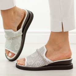 Białe skórzane klapki damskie na koturnie M.Daszyński 2267-14. Białe klapki M.Daszyński, bez wzorów, ze skóry, bez obcasa, na koturnie. Za 199.00 zł.