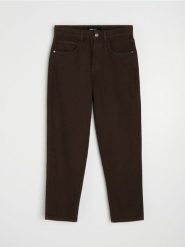 Bawełniane jeansy mom fit comfort - brązowy. Brązowe jeansy Sinsay, bez wzorów. Za 59.99 zł.
