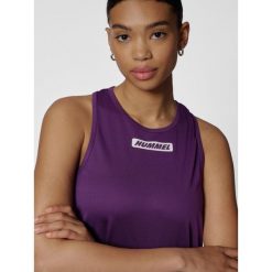 Damski tank top Hummel Te Tola. Fioletowe topy Hummel, bez wzorów, z materiału, bez kołnierzyka, bez ramiączek. Za 113.50 zł.