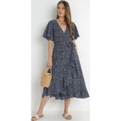 Granatowa Sukienka Rirra. Niebieskie sukienki Born2be, l, bez wzorów, bez kołnierzyka, bez ramiączek, midi, kopertowe. Za 179.99 zł.