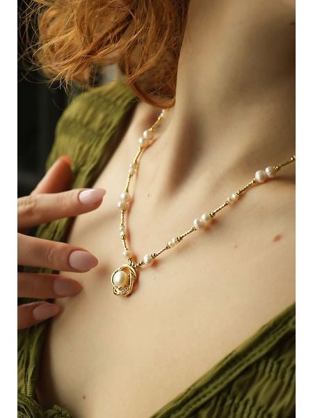 Pierres delicates Naszyjnik w kolorze białym z perłami i zawieszką - dł. 50 cm rozmiar: onesize. Białe naszyjniki Pierres delicates, z perłą, z mosiądzu. Za 108.99 zł.