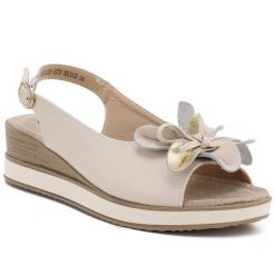 Skórzane sandały damskie na koturnie beżowe T.Sokolski L26-679. Brązowe sandały T.Sokolski, bez wzorów, ze skóry, bez obcasa, na koturnie, bez zapięcia. Za 169.99 zł.