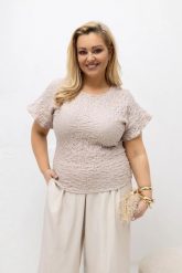 Beżowa bawełniana bluzka damska Renelle z falbankowym rękawem i marszczoną strukturą materiału PLUS SIZE XXL OVERSIZE WIOSNA. Brązowe bluzki Moda Size Plus Iwanek, l, bez wzorów, z bawełny, biznesowe, bez kołnierzyka, plus size, bez ramiączek. Za 169.90 zł.