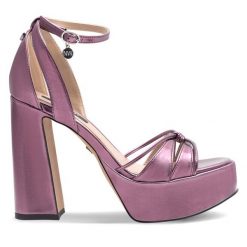 Sandały Nine West. Fioletowe sandały Nine West, bez wzorów, bez obcasa, na słupku, bez zapięcia. Za 199.99 zł.