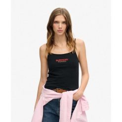 Obcisły top cami z logo odzieży sportowej. Czarna bielizna sportowa Superdry, bez wzorów. W wyprzedaży za 132.25 zł.