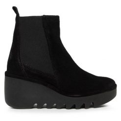 Botki Fly London. Czarne botki Fly London, bez wzorów, bez obcasa, na koturnie, bez zapięcia. Za 639.99 zł.