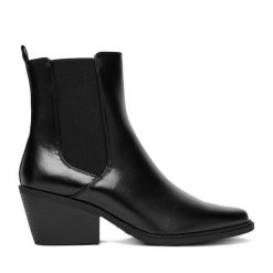 Botki JENNY. Czarne botki Jenny, bez wzorów, bez obcasa, na słupku, bez zapięcia. Za 169.99 zł.