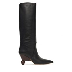 Kozaki Weekend Max Mara. Czarne kozaki Weekend Max Mara, bez obcasa, na szpilce, bez zapięcia. Za 3,049.00 zł.