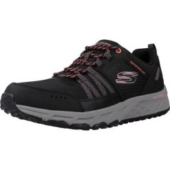 Kapcie SKECHERS ESCAPE PLAN Czarny. Czarne obuwie domowe Skechers, bez wzorów, ze skóry, bez zapięcia. Za 376.60 zł.