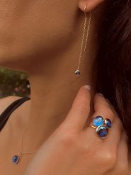 Les Petites Précieuses Pozłacane kolczyki z cyrkoniami rozmiar: onesize. Niebieskie kolczyki Les Petites Précieuses, z cyrkonią, pozłacane, z zapięciem typu bigiel. Za 100.52 zł.