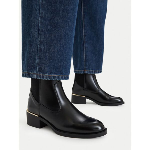 Botki MEXX. Czarne botki Mexx, bez wzorów, bez obcasa, na słupku, bez zapięcia. Za 249.99 zł.