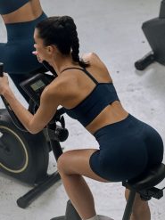 4F Legginsy krótkie treningowe bezszwowe damskie - granatowe XS/S. Niebieskie legginsy 4f, l, bez wzorów, ze skóry, z podwyższonym stanem, krótkie. Za 99.99 zł.