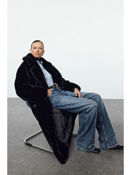 Trendyol Płaszcz pluszowy w kolorze czarnym rozmiar: 40. Czarne płaszcze Trendyol, bez wzorów, bez kaptura. Za 231.68 zł.