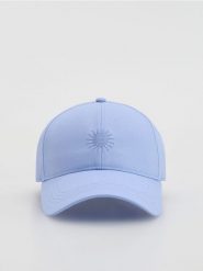 Czapka z daszkiem z haftem - jasnoniebieski. Niebieskie czapki Reserved, bez wzorów. Za 59.99 zł.