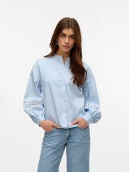 Vero Moda Bluzka w kolorze błękitnym rozmiar: XS. Niebieskie bluzki Vero Moda, xs, bez wzorów, z koronki, bez kołnierzyka, bez ramiączek. Za 66.00 zł.